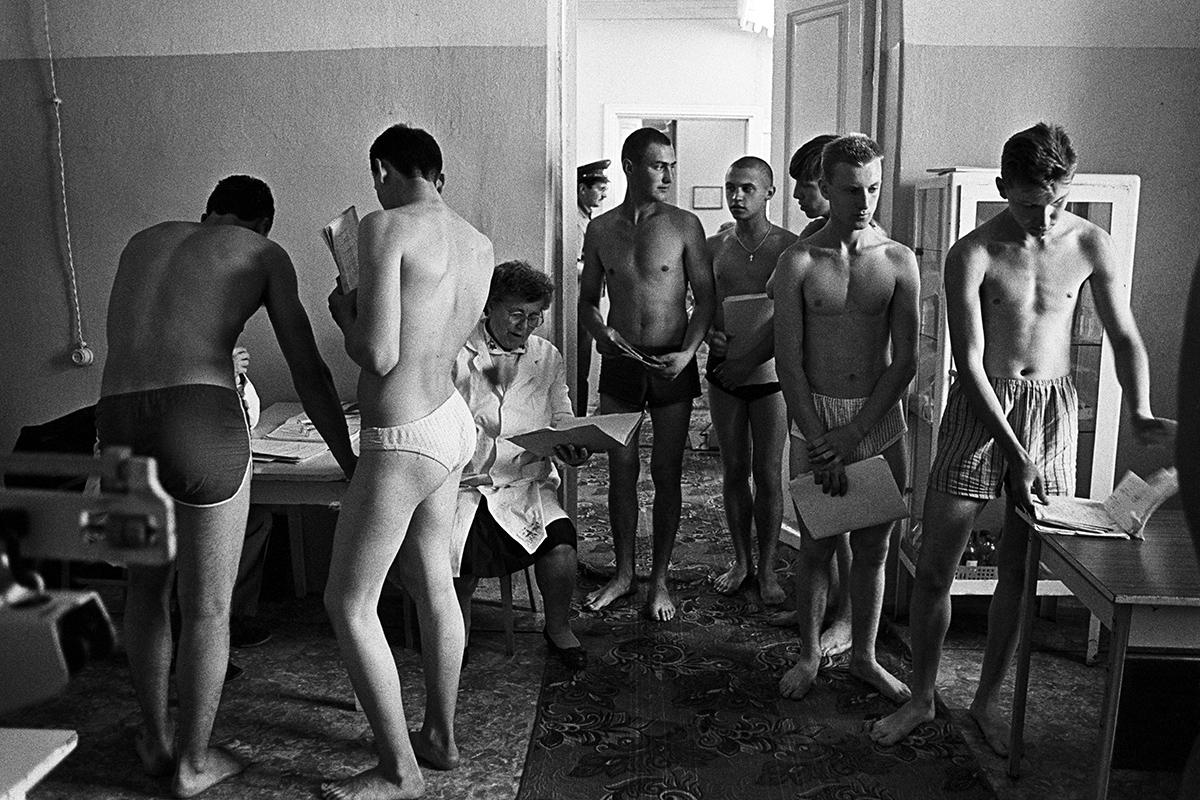 Cmnf group nurses strip naked patient fan photo