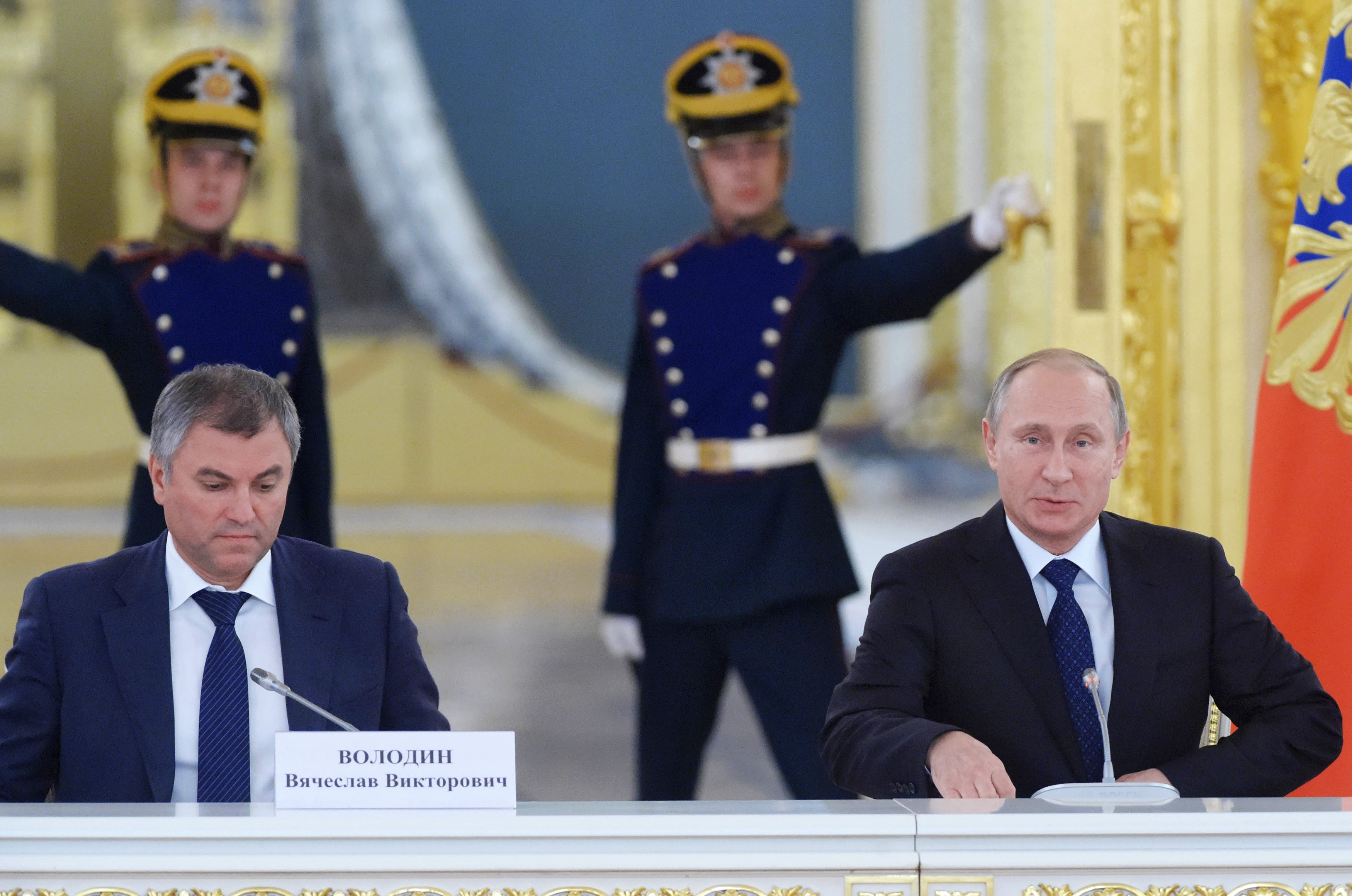 Wolodin an der Seite von Wladimir Putin während einer Sitzung des Menschenrechtsrates beim russischen Präsidenten 2015 -  Foto © Dimitri Asarow/Kommersant