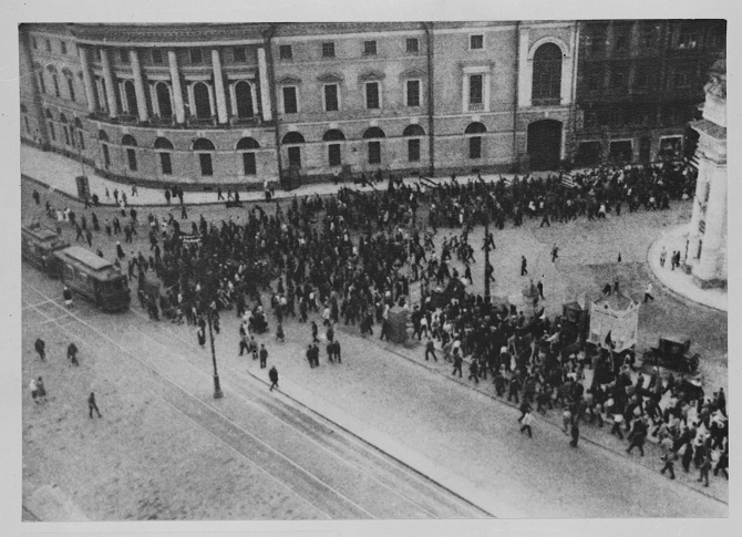 Um große Menschenmassen zeigen zu können, filmte Eisenstein die Maidemonstration von 1927 / Fotos © Mosfilm
