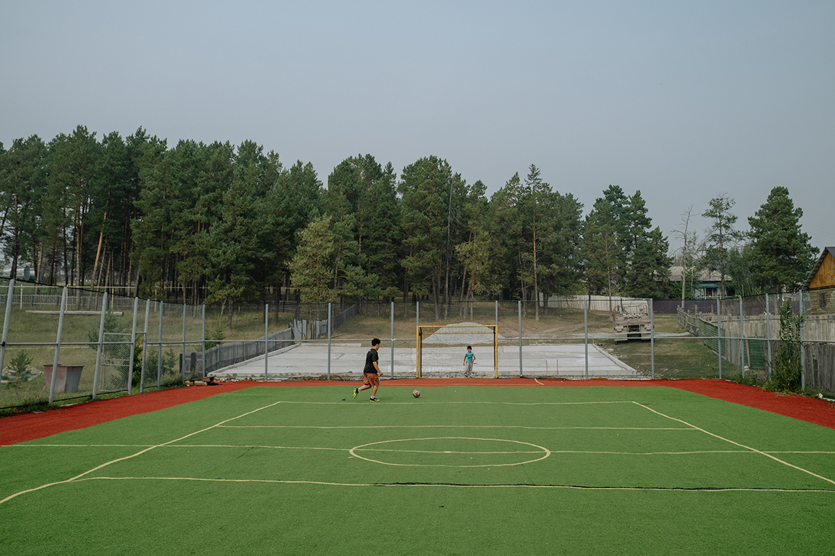 Elfmeterschießen auf dem Sportplatz von Bulgunnjachtach / Foto © Takie Dela