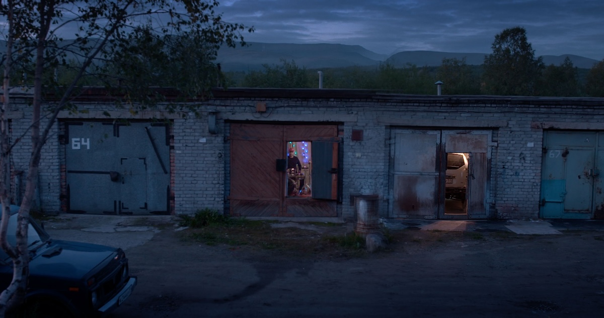 Wer sein Auto vor der Türe parkt, hat einen Proberaum für’s Schlagzeug gewonnen / Foto © Axel Schneppat / Tamtam Film 