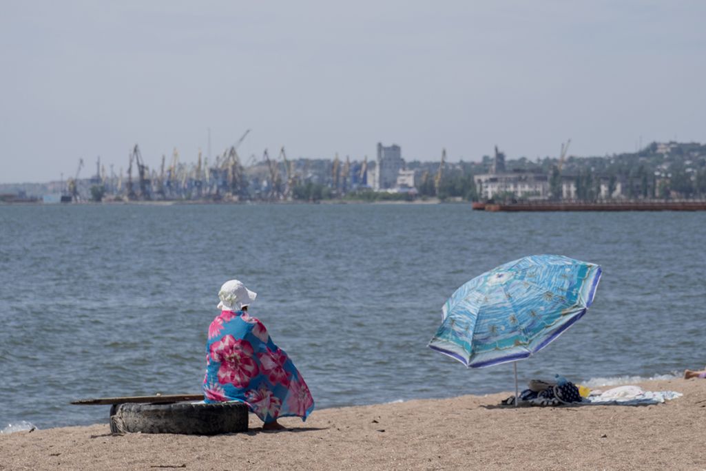 Eine Urlauberin am Strand von Mariupol © Vot Tak