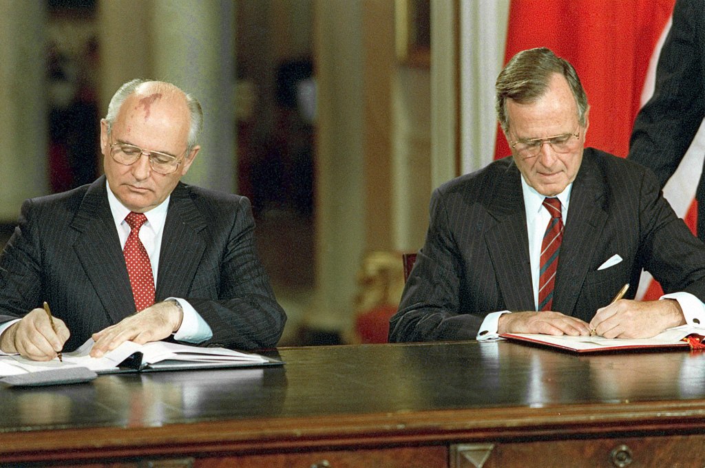 Лидеры США и СССР Михаил Горбачев и Джордж Буш — старший во время встречи в верхах в июне 1990 года