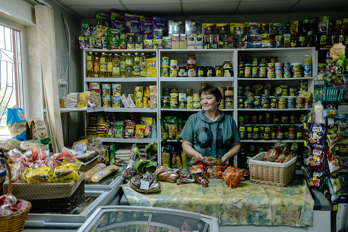 Die Auslage von Natalja Schukowas Laden in Bestach ist gut gefüllt mit Fertignudeln, Pflanzenöl und Fischkonserven / Foto © Takie Dela