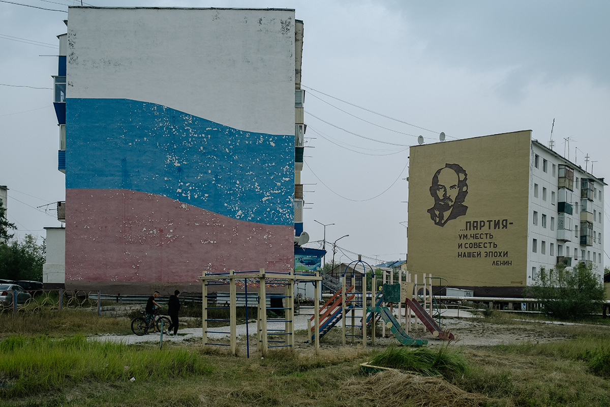 In der Ortschaft Mochsogolloch wirkt das Wandgemälde von Lenin frischer als die Farben der russischen Trikolore am Nachbargebäude / Foto © Takie Dela