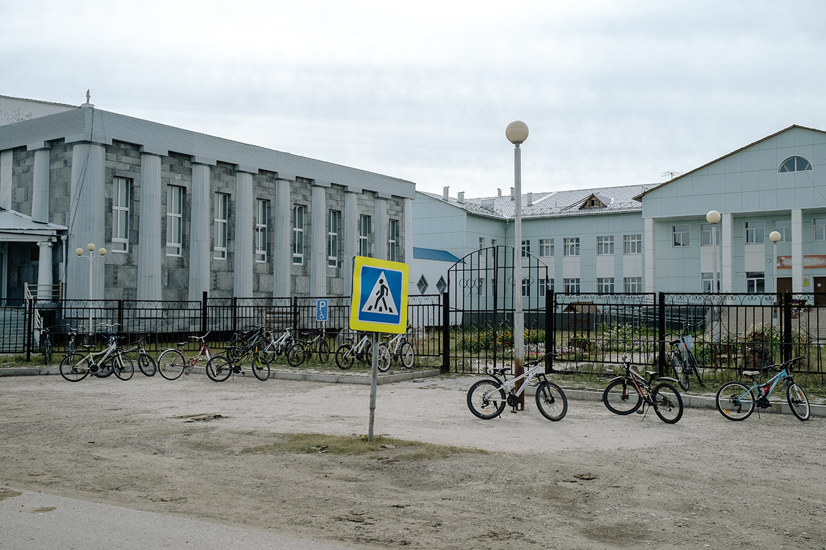  Die Sportschule (links) und die allgemeine Schule (rechts) / Foto © Takie Dela