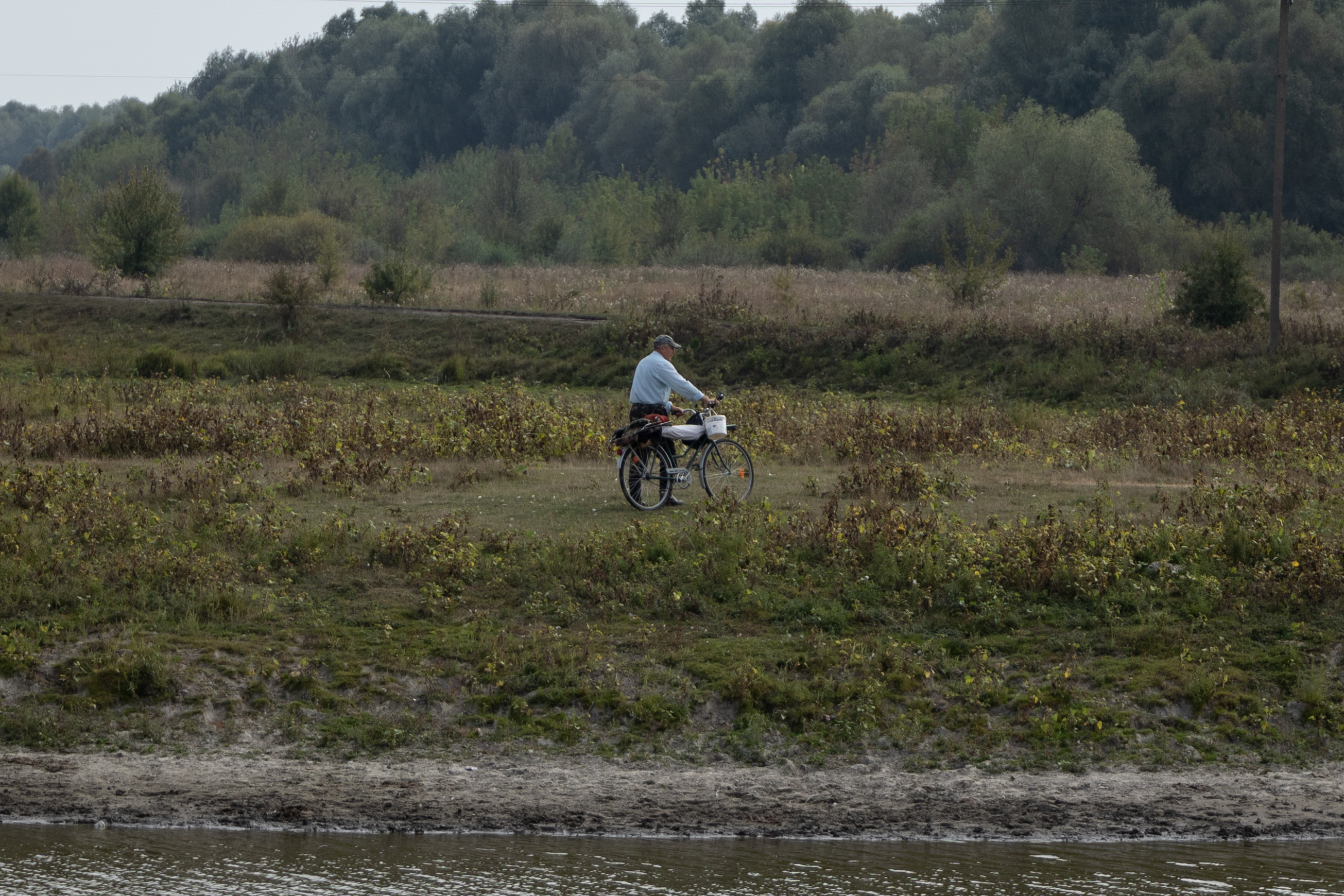 Iwan Mychailowytsch kommt vom Fischen in einem der Seen bei Kowtschyn in der Oblast Tschernihiw, Foto © Danylo Dubtschak/Frontliner