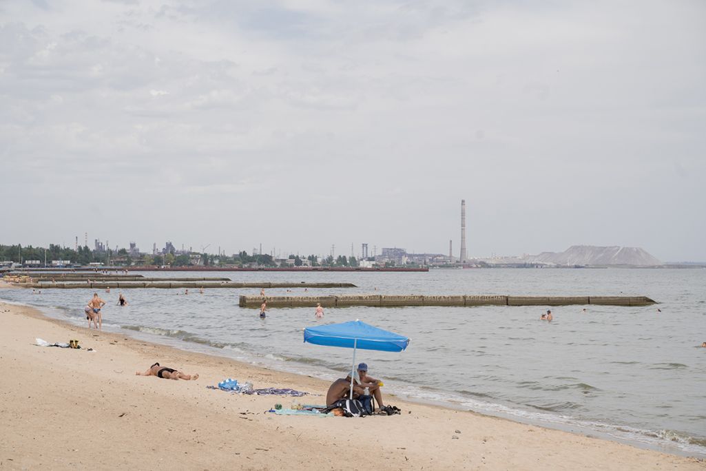 Urlauber am Asowschen Meer im von Russland besetzten ukrainischen Mariupol © Vot Tak