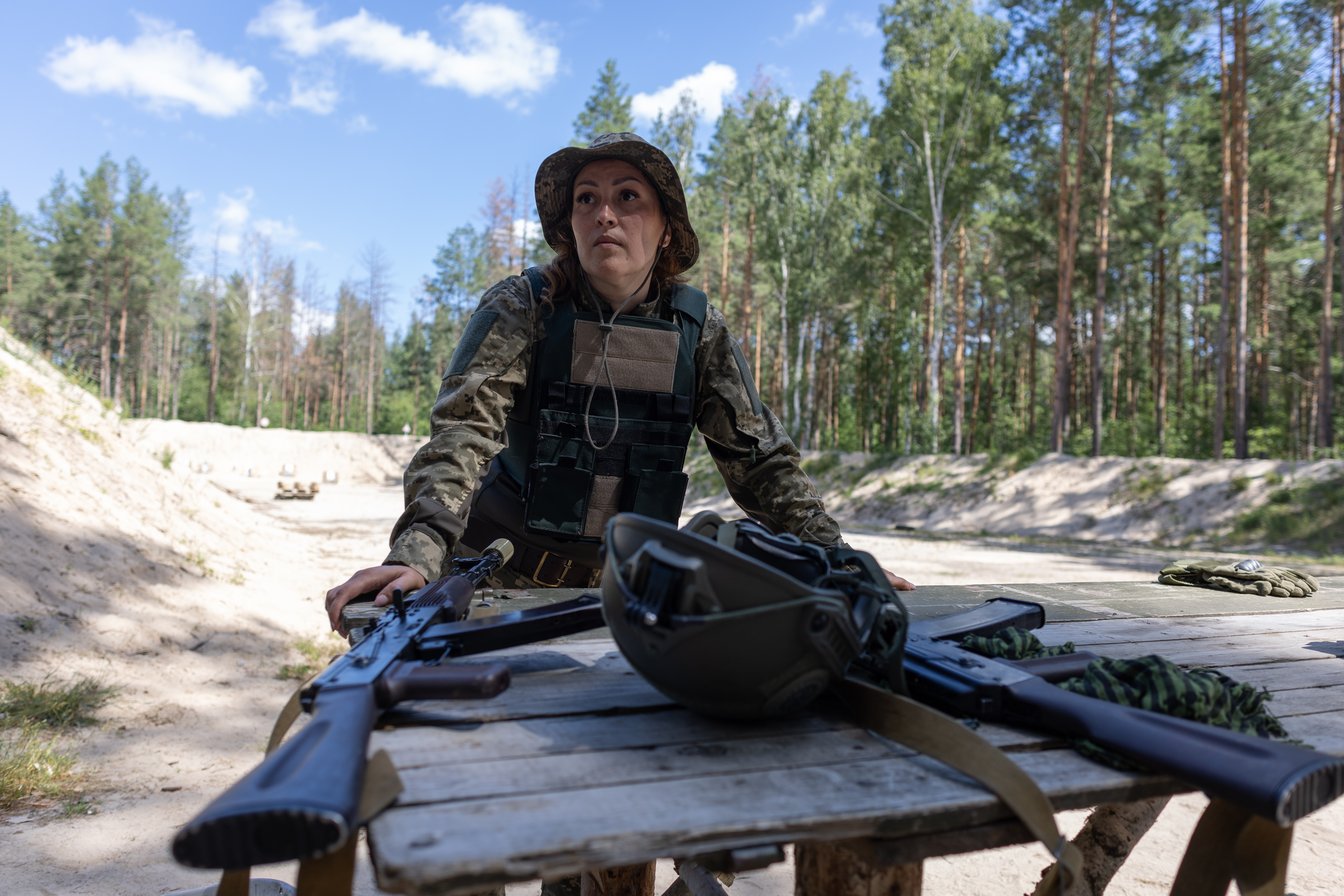 „Tajana” mit Waffen auf dem Schießstand, Foto © Andrii Dubtschak/Frontliner 