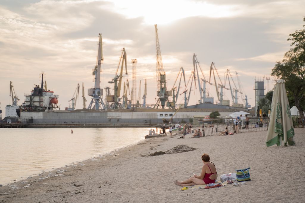 Urlauberin am Strand der von Russland besetzten ukrainischen Stadt Berdjansk © Vot Tak