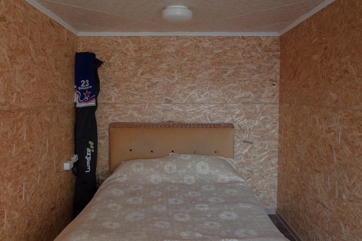 Schlafzimmer in dreistöckiger Garage / Foto © Oksana Ozgur