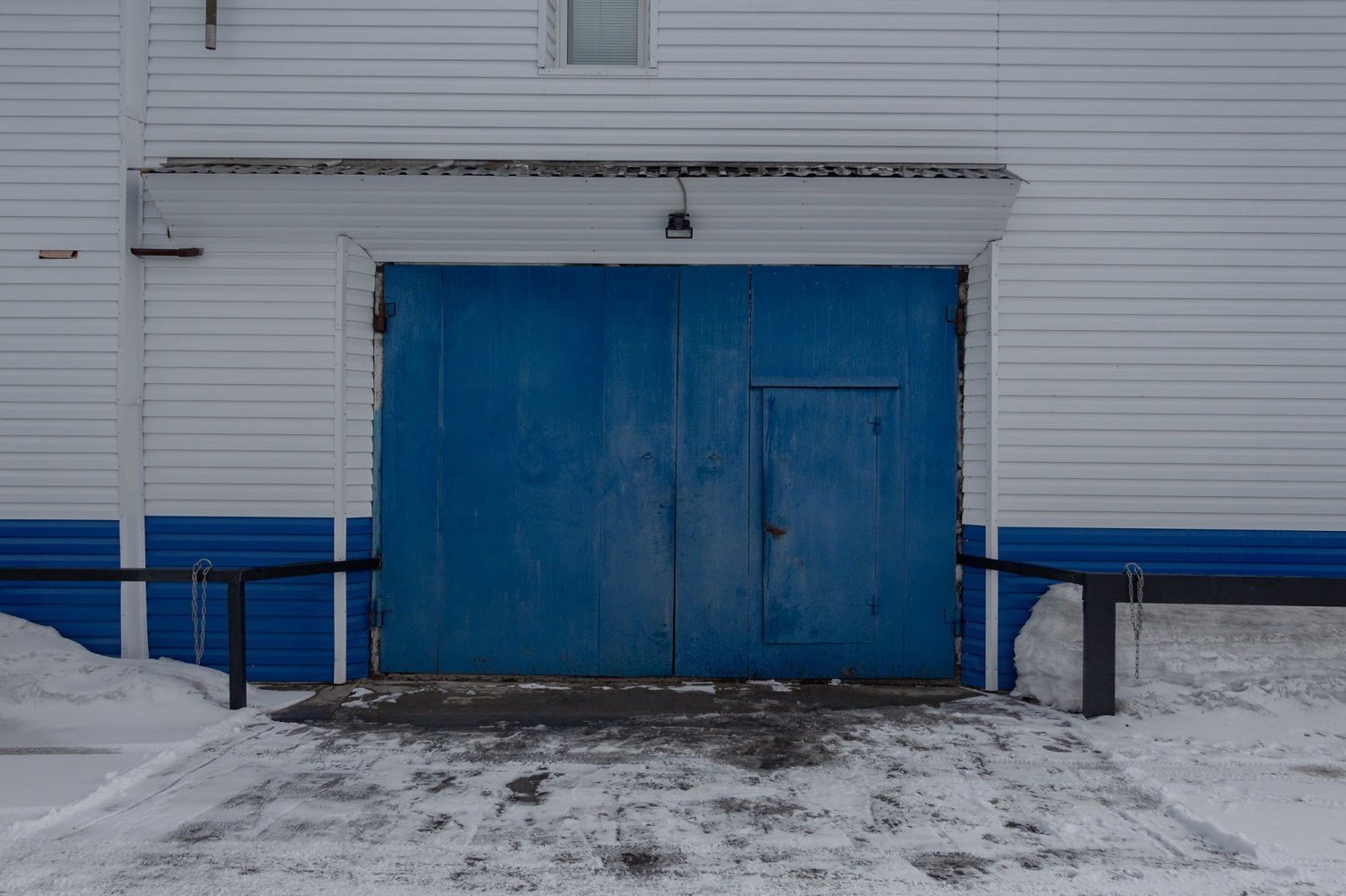 Außenansicht einer zweistöckigen Garage / Foto © Oksana Ozgur