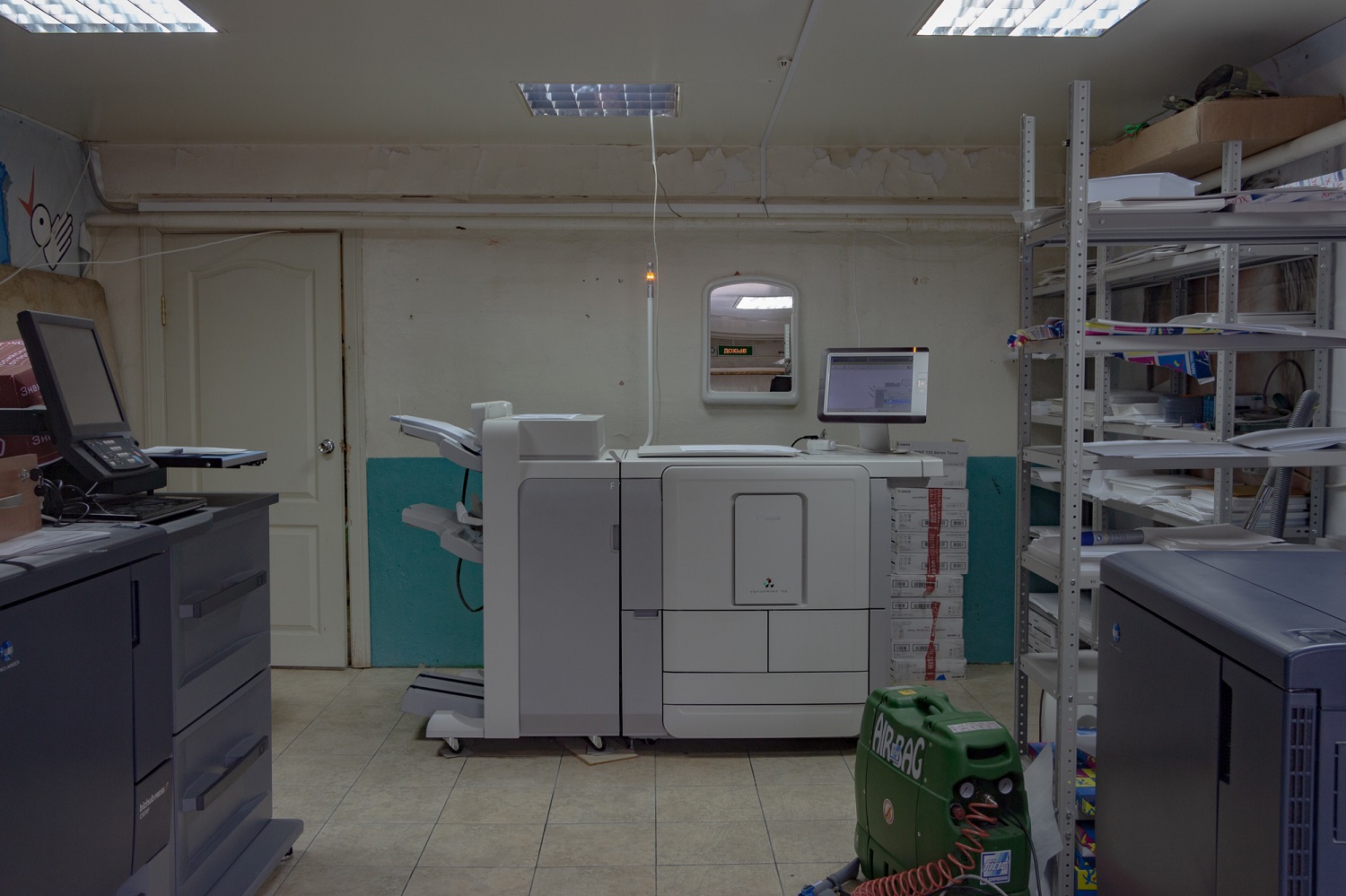 Die Druckerei der städtischen Zeitung befindet sich in zwei nebeneinanderliegenden eingeschossigen Garagen / Foto © Oksana Ozgur