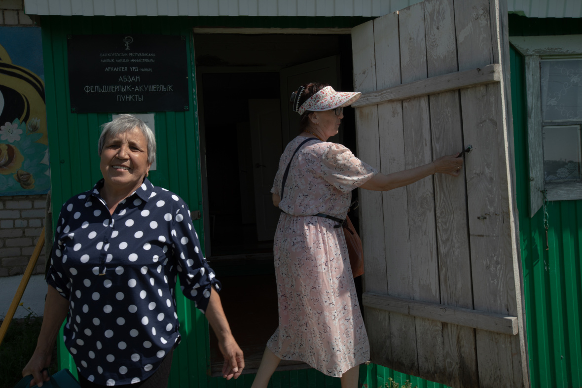Gesundheits- und Geburtshilfezentrum im Dorf Absanowo. Die Feldscherinnen Saituna Mussina und Ramsija Bikbulatowa machen sich zu Krankenbesuchen und Hauspflegeeinsätzen  auf  / Foto © Natalja Madiljan 