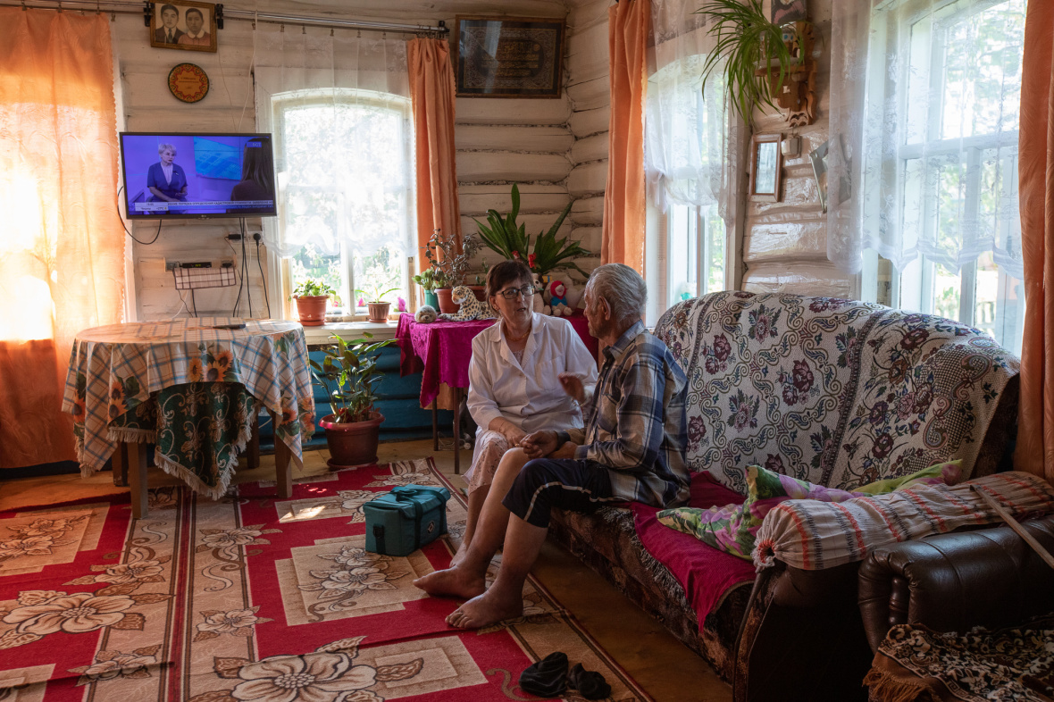 Feldscherin Saituna Mussina bei einem Hausbesuch in Absanowo / Foto © Natalja Madiljan