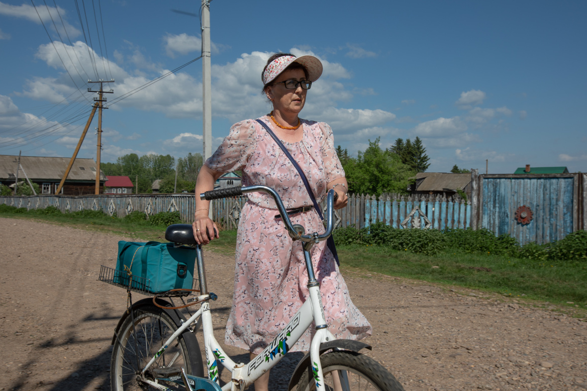 Haupt-Transportmittel im Dorf – zu Fuß oder mit dem Fahrrad. Feldscherin Saituna Mussina auf ihrem Weg zu einem Hausbesuch / Foto © Natalja Madiljan 