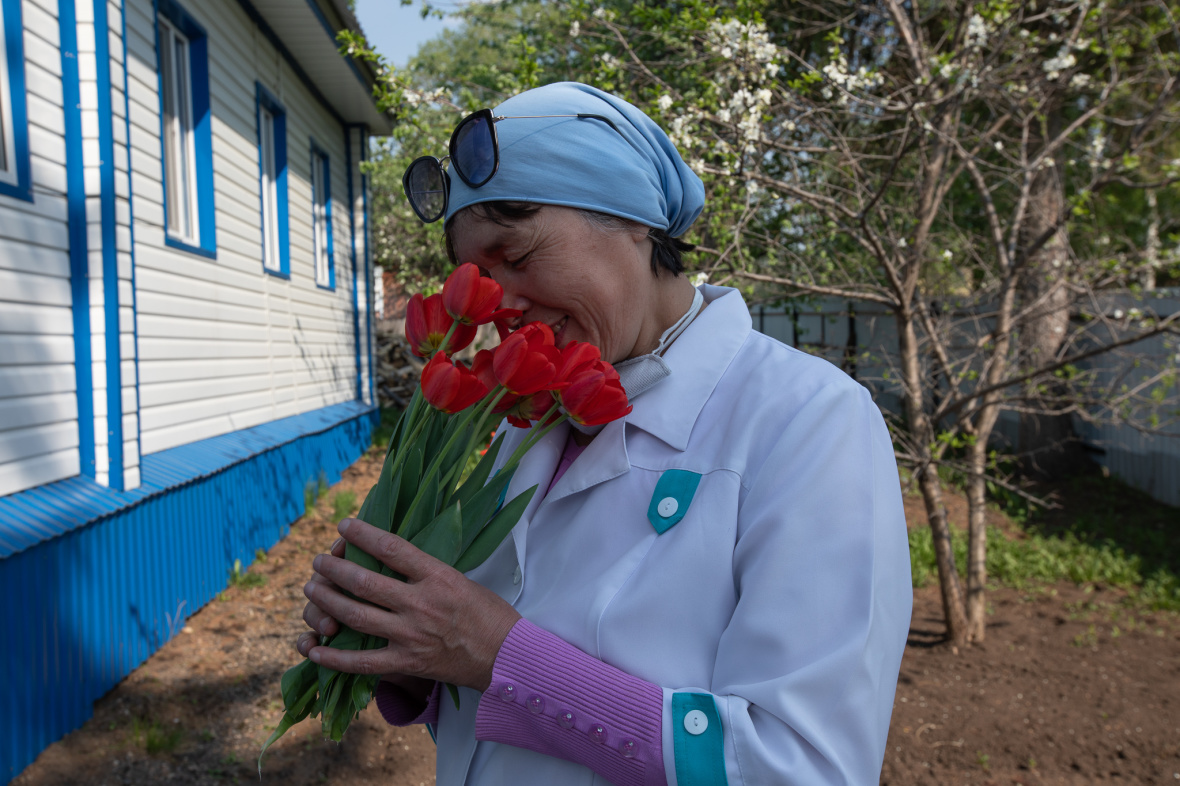 Gulgenas Arbeitstag endet mit einem Blumenstrauß von Patienten / Foto © Natalja Madiljan