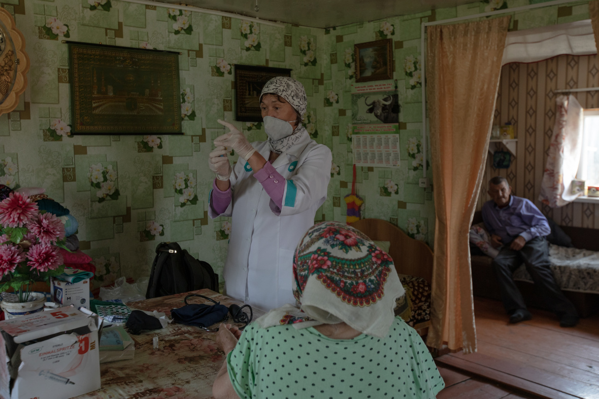 Gulgena auf Hausbesuch bei einem alten Ehepaar / Foto © Natalja Madiljan