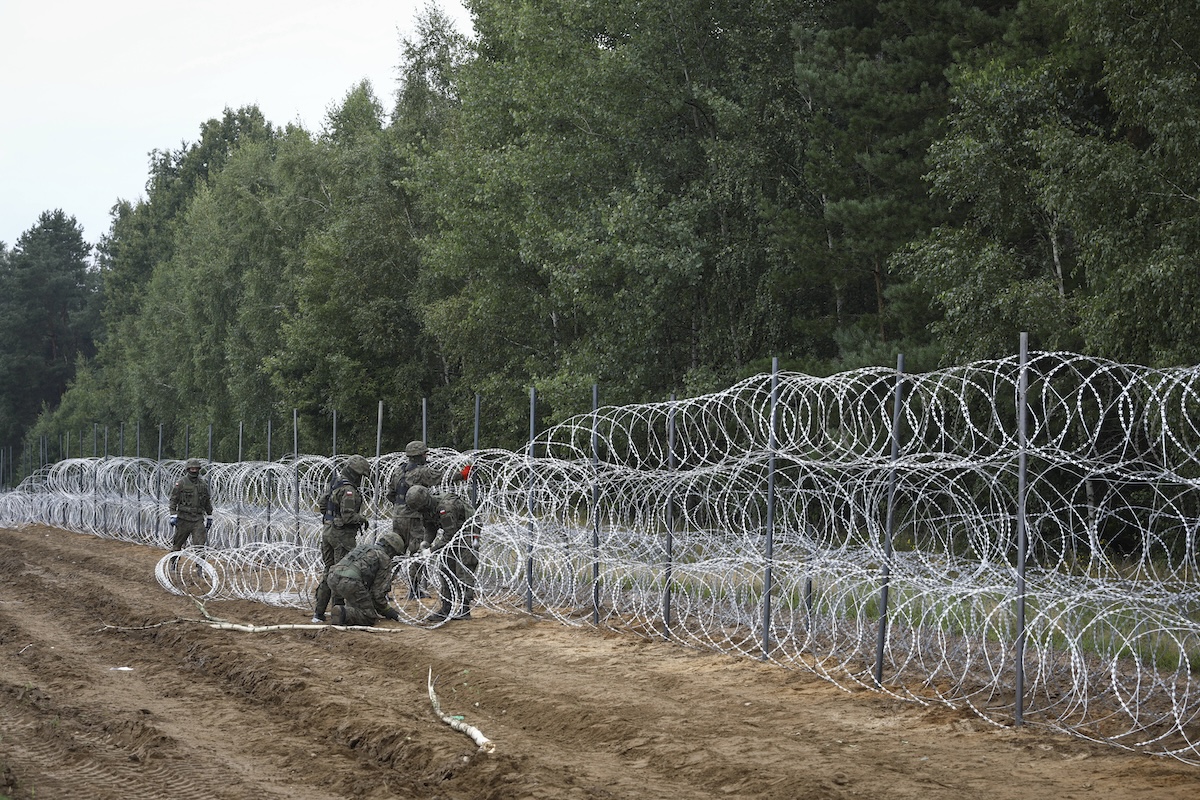 Polen baut seit Sommer 2021 einen Zaun an der Grenze zu Belarus, um den Zustrom von Migranten zu stoppen / Foto © IMAGO / NurPhoto 