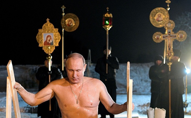 Eisbaden am Tag des Epiphanias-Festes – Wladimir Putin pflegt diese Tradition 2018 am Ufer des Seligersees / Foto © kremlin.ru