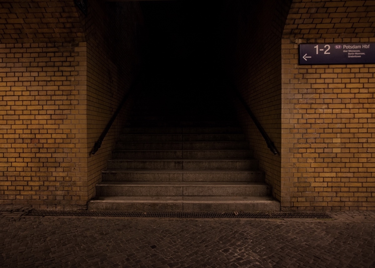 Aufgang zu Gleis 17 am Bahnhof Grunewald in Berlin, von wo aus Züge mit Menschen Richtung Osten abfuhren. Seit 1998 ist dies eine Gedenkstelle. Die Wahl fiel seinerzeit auf den abseits gelegenen Bahnhof am Stadtrand von Berlin, um die langen Schlangen mit Juden zu verbergen, die auf den Abtransport warteten, Berlin 2019 / © Foto Maxim Sarychau 