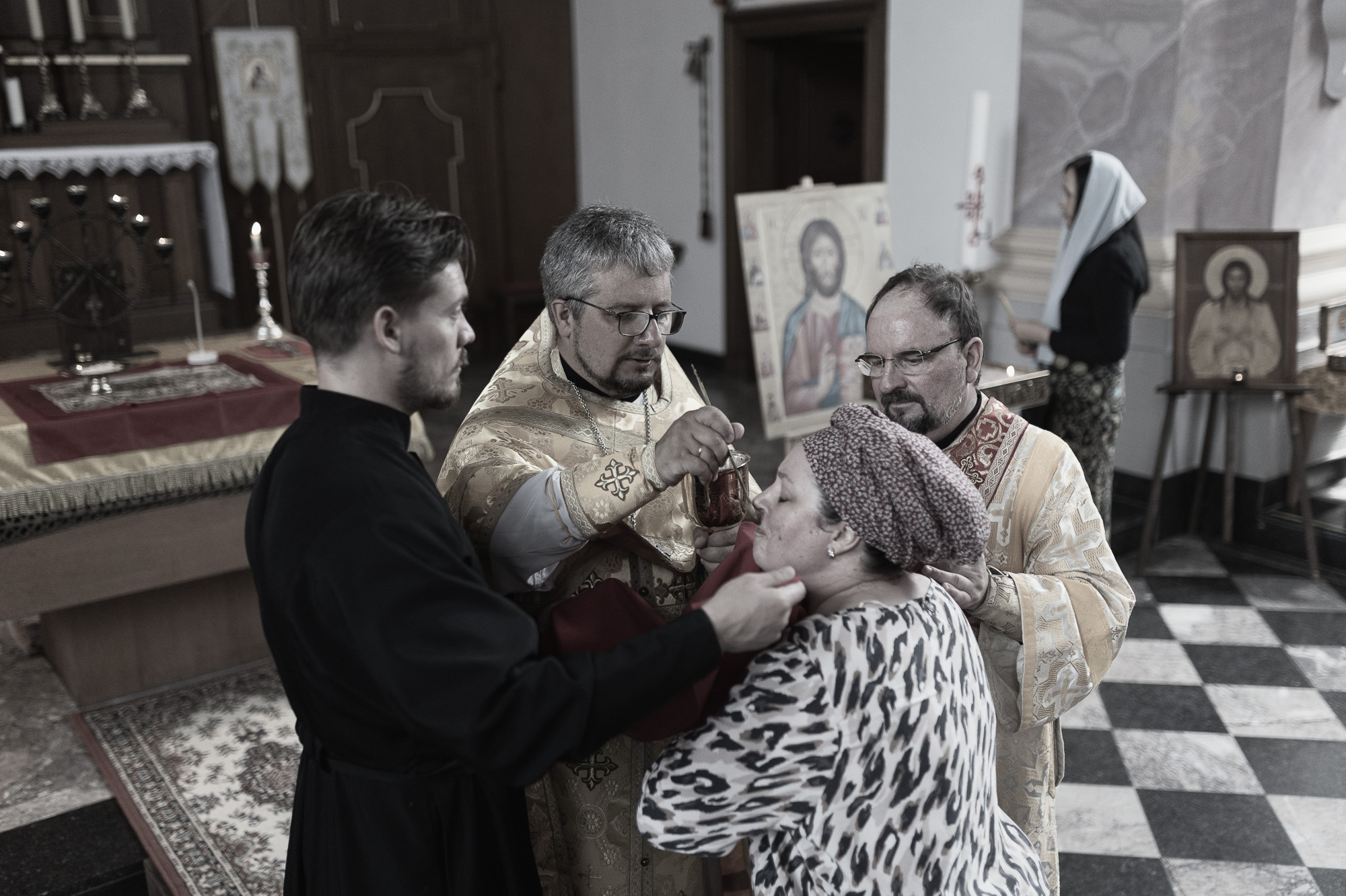 Vater Walerian Dunin-Barkowski spendet während eines Gottesdienstes der orthodoxen St. Nikolaus–Gemeinde in Düsseldorf die Heilige Kommunion / Foto © Vadim Braydov 