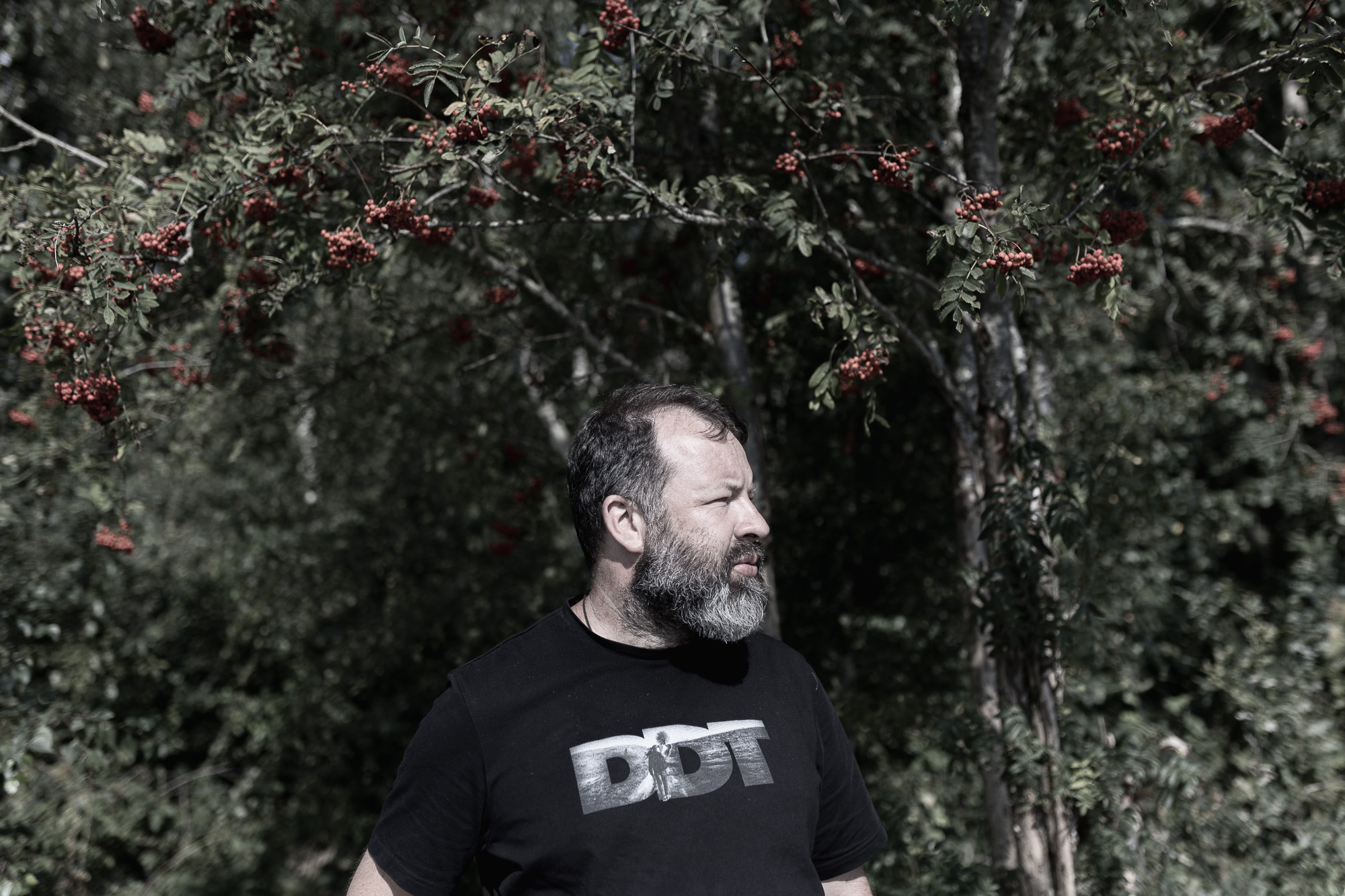 Vater Andrej Kordotschkin in einem T-Shirt der russischen Rockband DDT. Er betreut jetzt eine kleine Gemeinde in Tilburg in den Niederlanden, die von Gläubigen verschiedener Nationalitäten besucht wird / Foto © Vadim Braydov 