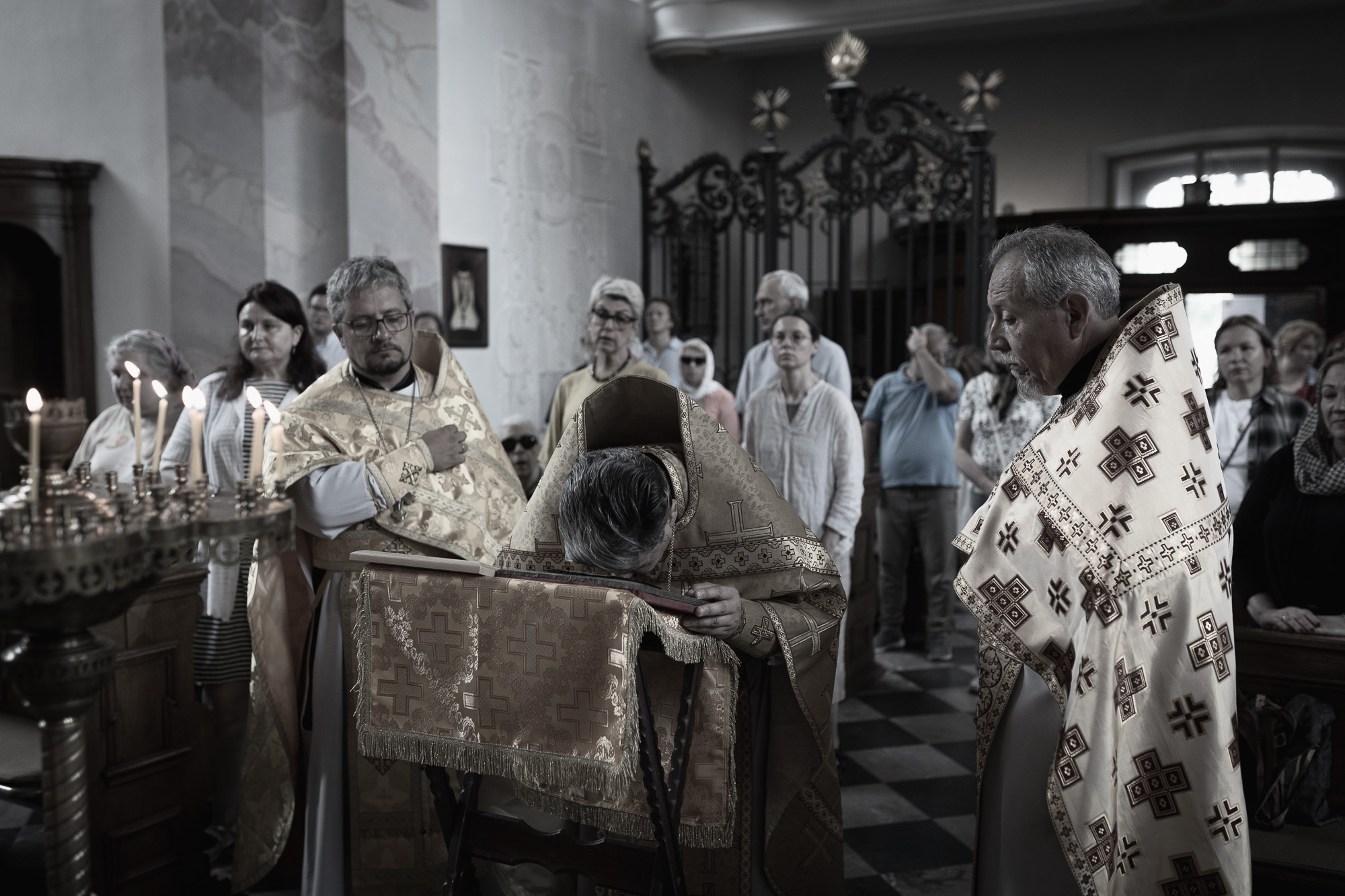 „Es hat sich herausgestellt, dass der Fernseher stärker ist als das Evangelium“, sagt Vater Wadim Perminow resigniert. In der St. Nikolaus-Gemeinde in Düsseldorf hat die Heilige Schrift noch Wirkung / Foto © Vadim Braydov 