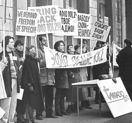 Die Redaktion des populären Jugendradiosenders 101.2 protestiert gegen die Schließung des Programms im Jahr 1996 / Foto © Archiv Lavon Volski 