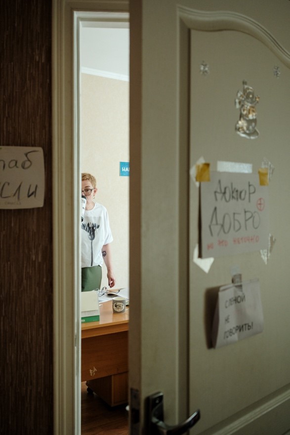 Ein Blick in das Büro der Chefredakteurin. „Doktor gut“ steht auf dem Zettel an ihrer Türe / Foto © privat 