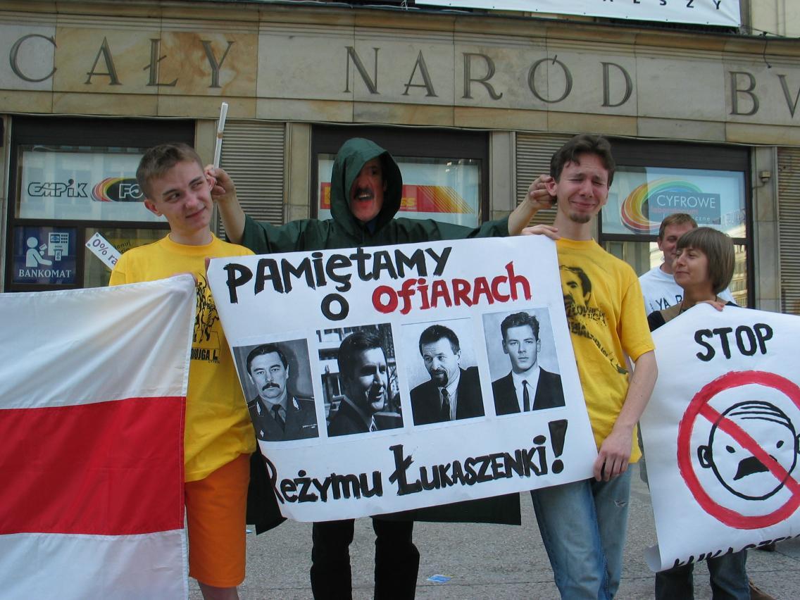 Juri Sacharenko, Viktor Gontschar, Anatoli Krassowski und Dmitri Sawadski (v.l.n.r.), auf einem Banner bei einer Protestaktion in Warschau im Jahr 2004  / Foto © gemeinfrei