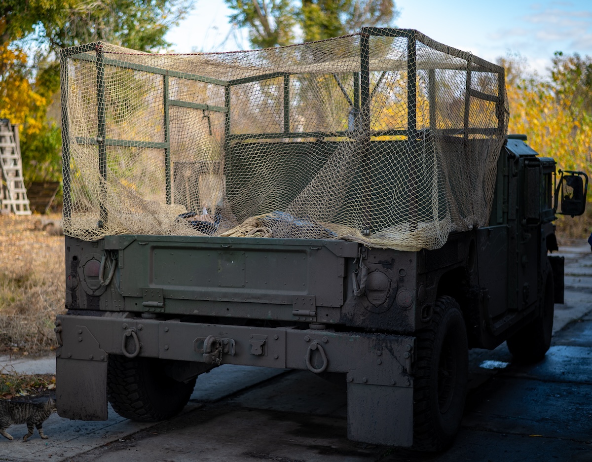 Ein Militärtruck mit Anti-Drohnen-Netz, Foto © Artem Derkatschow/Frontliner 