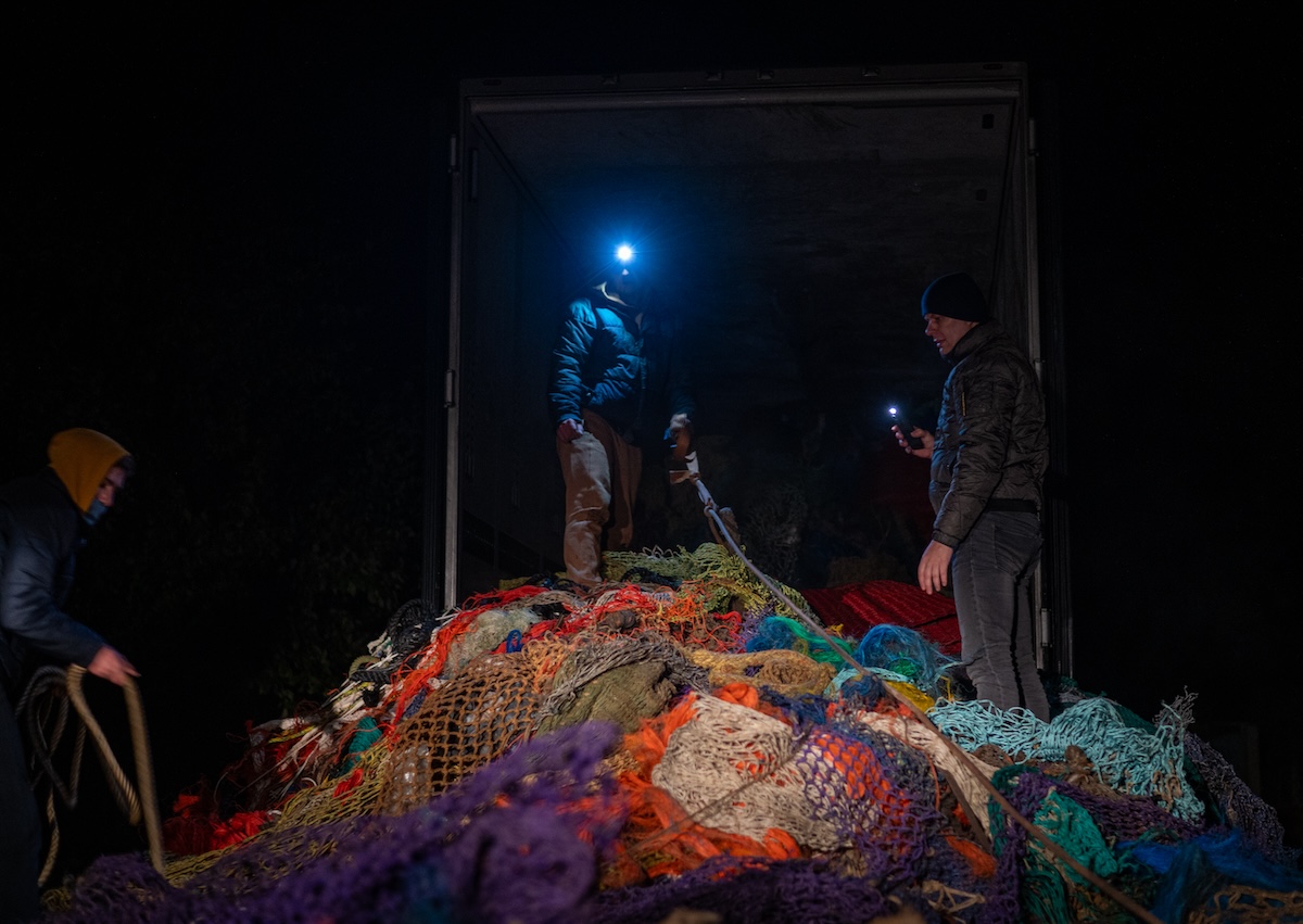 Soldaten und Helfer entladen nachts im Gebiet Charkiw Lkw mit Fischernetzen für die Front. Foto © Artem Derkatschow/Frontliner 