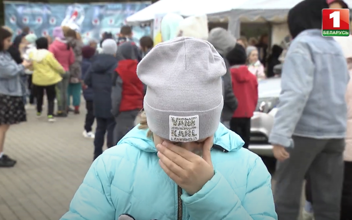 Screenshot aus der Propaganda-Doku-Serie „Kinder des Krieges“ des belarussischen Staatssenders ONT über ukrainische Kinder aus den von Russland besetzten Gebieten.  / Video © Youtube-Kanal news.by 