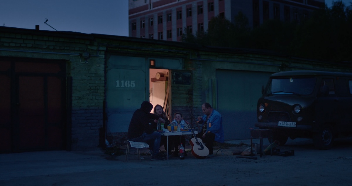 Ein Treffpunkt für die ganze Siedlung / Foto © Axel Schneppat / Tamtam Film