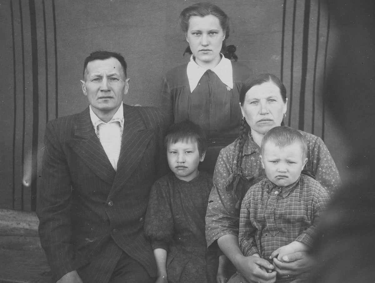 1950er Jahre, Merkulawitschy, Tschatscherski Rajon, Homelskaja Woblasz. Familie Kuljaschowych. Privatarchiv Maxim Szepanenka. / Foto © VEHA-Archiv, Sammlung Najlepšy bok