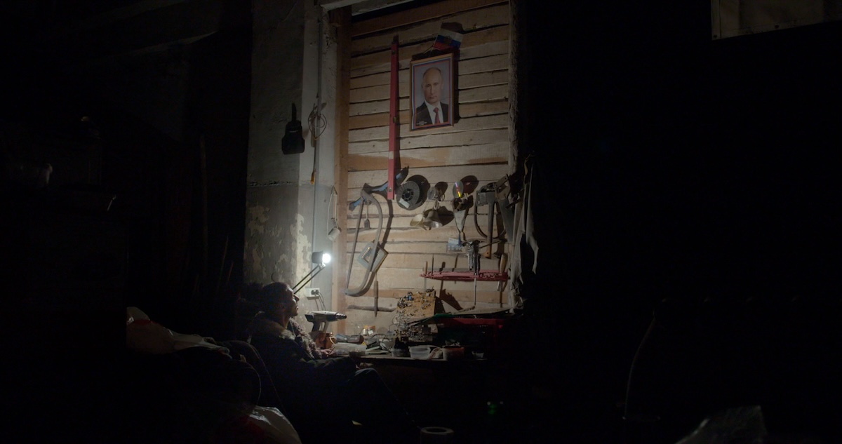 Stilles Zwiegespräch zwischen Axt und Säge / Foto © Axel Schneppat / Tamtam Film