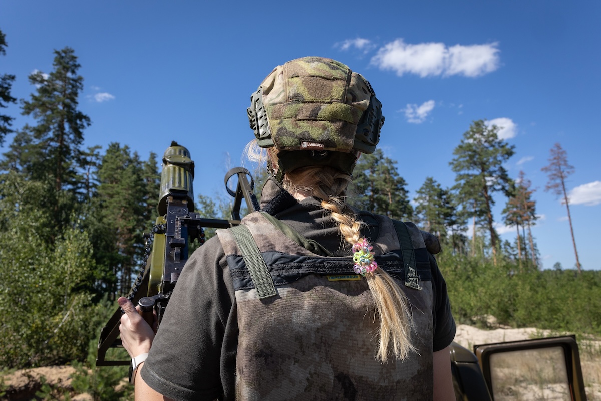 Die ukrainische Flugabwehr-Schützin „Mala“ trainiert an der Zwillingskanone eines Maxim-Maschinengewehrs, wie man russische Drohnen abschießt. Foto © Andrii Dubtschak/Frontliner