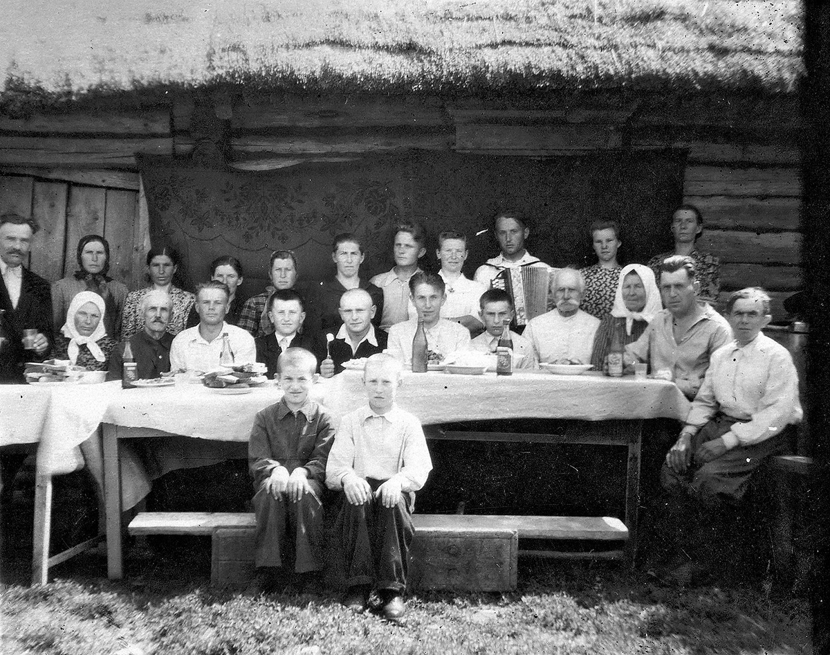 Um 1960, Hlybokaje, Wizebskaja Woblasz. Abschied in die Armee. Historisch Ethnografisches Museum Hlybokaje. / Foto © VEHA-Archiv, Sammlung Najlepšy bok