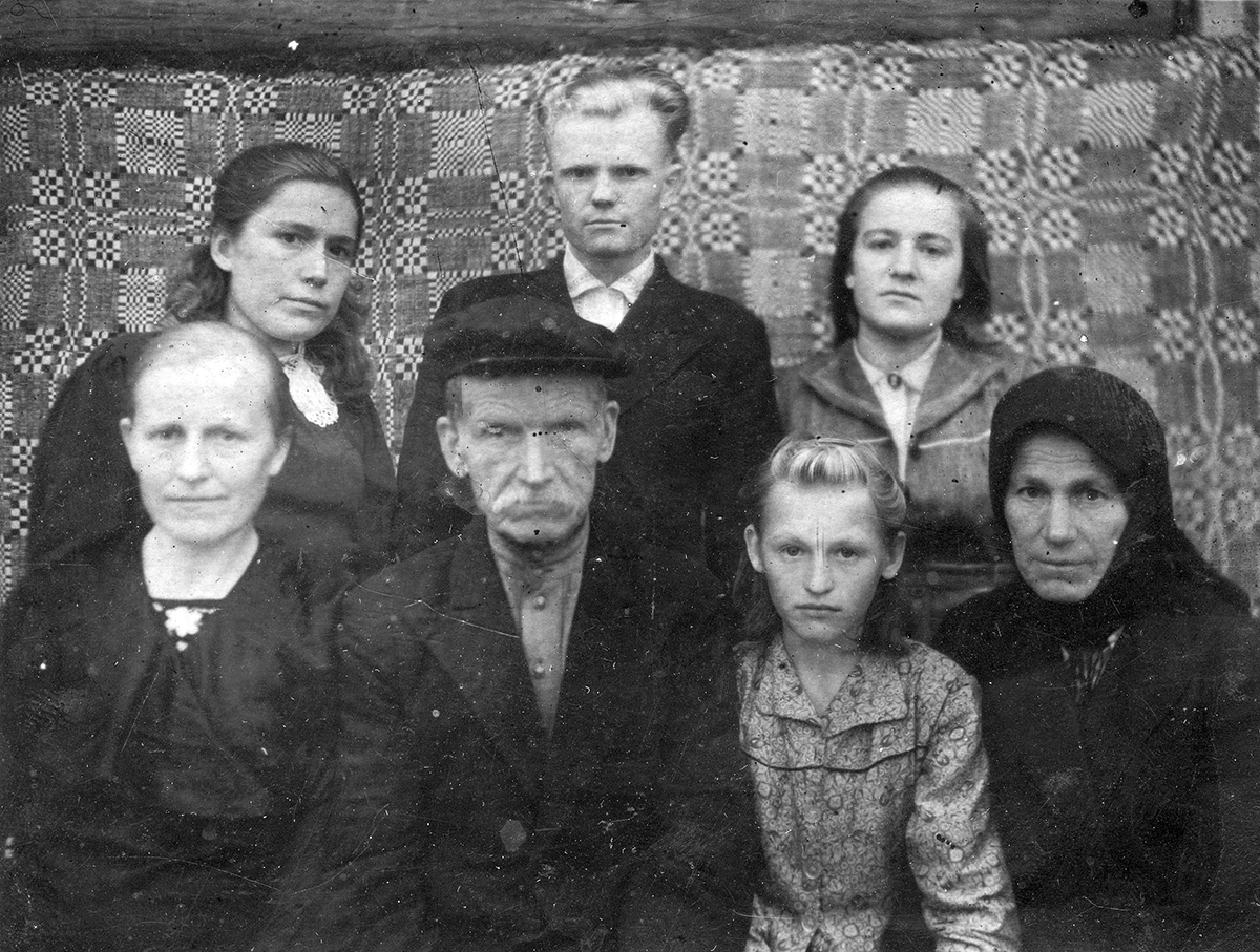 1940, Dorf Paljaninawitschy, Bychauski Rajon, Mahiljouskaja Woblasz. Familie Lissawych. Privatarchiv Maxim Szepanenka. / Foto © VEHA-Archiv, Sammlung Najlepšy bok