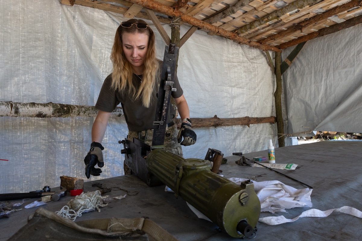 „Mala“ (im zivilen Leben Allgemeinärztin) zerlegt und reinigt ein Maxim-Maschinengewehr aus dem Jahr 1944. Foto © Andrii Dubtschak/Frontliner