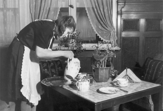 Zur Zwangsarbeit ins Deutsche Reich verschleppt – auch zur Arbeit in den Haushalten deutscher Bildungsbürger / Foto © Bundesarchiv, Bild 183-2007-0618-500 / CC-BY-SA 3.0