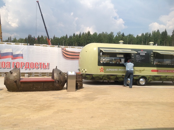 Im Torpedoanhänger werden Snickers in russischer Armeequalität verkauft
