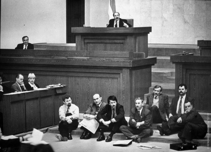 Abgeordnete beim Hungerstreik im belarussischen Parlament im Jahr 1995 / Foto © Archiv Tut.by