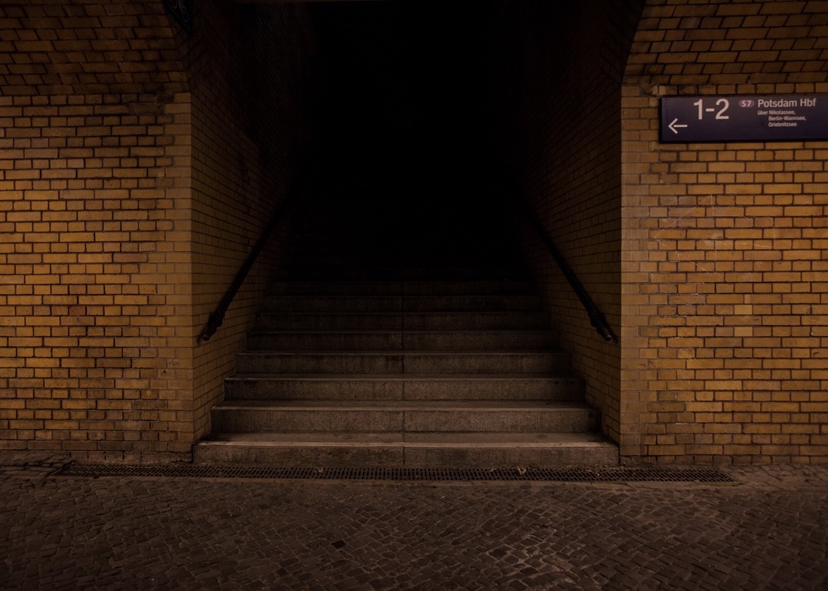 Aufgang zu Gleis 17 am Bahnhof Grunewald in Berlin, von wo aus Züge mit Menschen Richtung Osten abfuhren. Seit 1998 ist dies eine Gedenkstelle. Die Wahl fiel seinerzeit auf den abseits gelegenen Bahnhof am Stadtrand von Berlin, um die langen Schlangen mit Juden zu verbergen, die auf den Abtransport warteten, Berlin 2019 / © Foto Maxim Sarychau