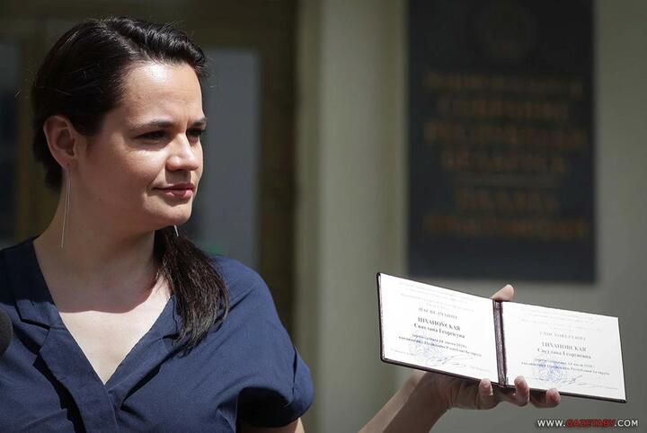 Swetlana Tichanowskaja zeigt im Juli 2020 ihre Registrierung zur Präsidentschaftskandidatin. / Foto © GazetaBY.com