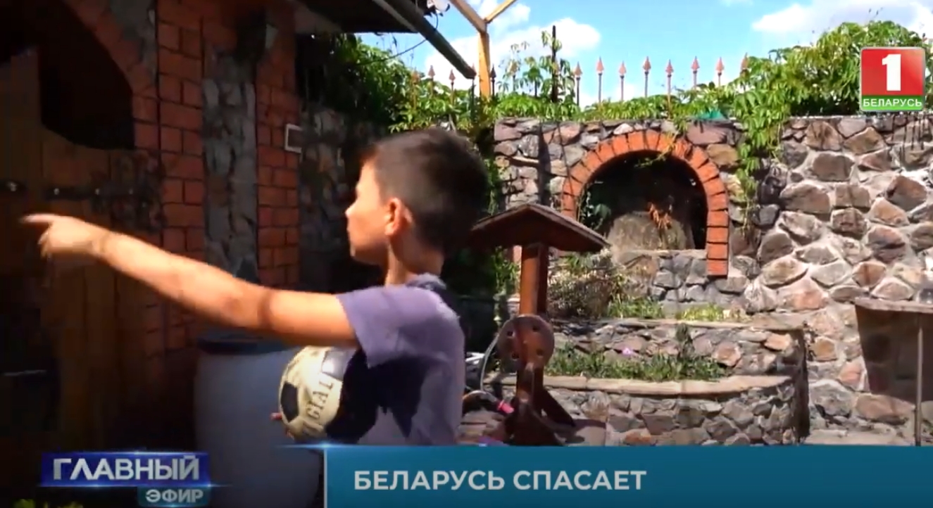 Screenshot / „Belarus rettet“, eine Propaganda-Reportage der Sendung Glawny Efir (deutsch etwa „Hauptsendung“) des belarussischen Staatsfernsehens über Sommerlager in Belarus für ukrainische Kinder aus den von Russland besetzten Gebieten im Donbas. / Video © Youtube-Kanal news.by